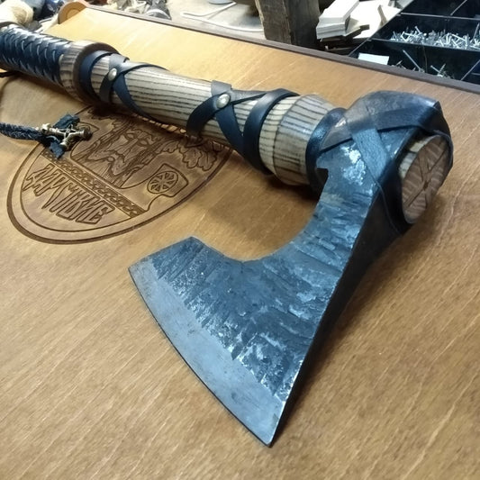 Single handed bearded axe